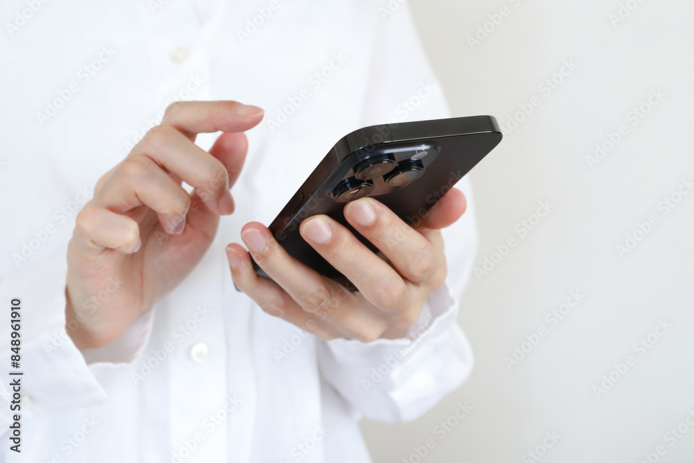 スマホを使う手元 スマホを使う手元