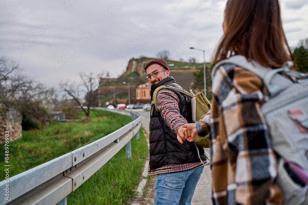 Naklejka premium Adventurous duo enjoying a lighthearted moment during a road trip.