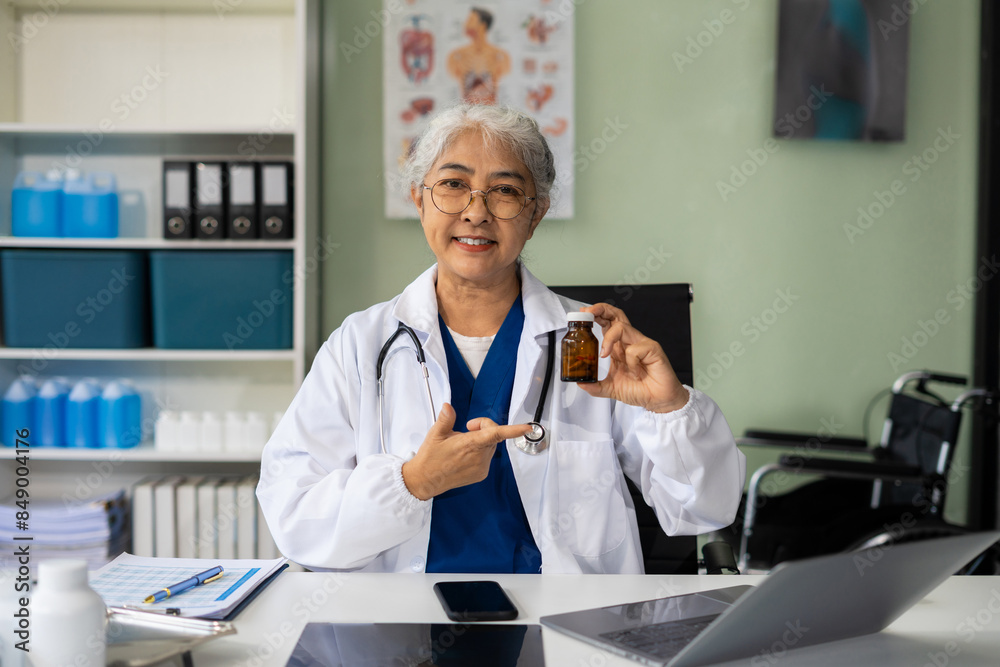 Obraz premium Caring asian therapist conducts video consultation, communicates with patient via an online conference, uses laptop, diagnoses, recommended and prescribed medications, and also answers questions.