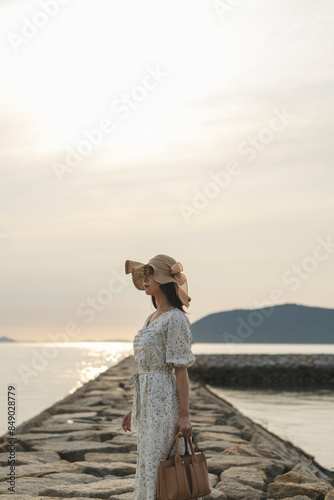 夕暮れの海にいる女性