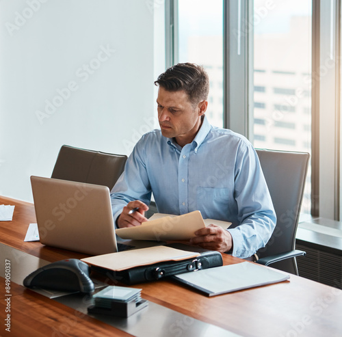 Foto Office, laptop and businessman with document, contract and understanding information of case rules