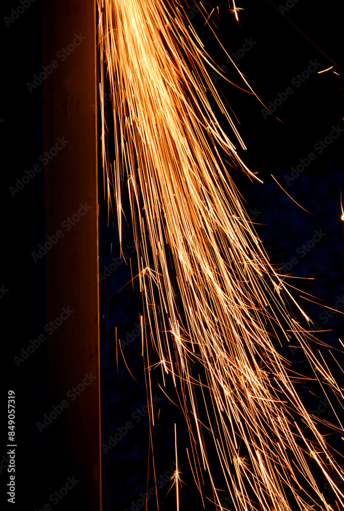 iskry, pomarańczowe iskry, iskry ze szlifierki kątowej podczas cięcia metalu, orange sparks, sparks from the grinder, Sparks from cutting metal of angle grinder, spark from the grinding wheel