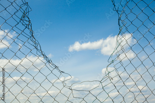 Obraz na płótnie Broken metal mesh fence w salonie