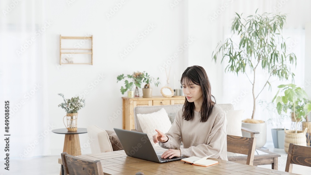 パソコンで調べ物をする女性 パソコンで調べ物をする女性