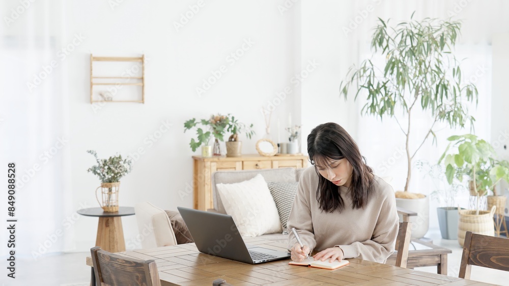 パソコンで調べ物をする女性 パソコンで調べ物をする女性
