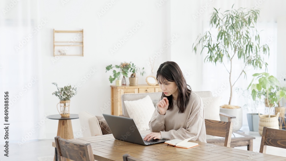 パソコンで調べ物をする女性