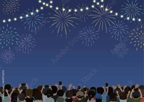 花火を見る観客と打ち上げ花火