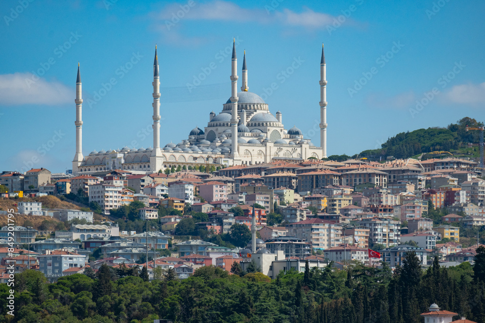 Obraz premium Huge mosque in Istanbul behind anatolian neighborhood