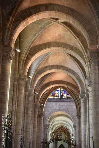 Voûtes de la cathédrale de Sens en Bourgogne. France © JFBRUNEAU