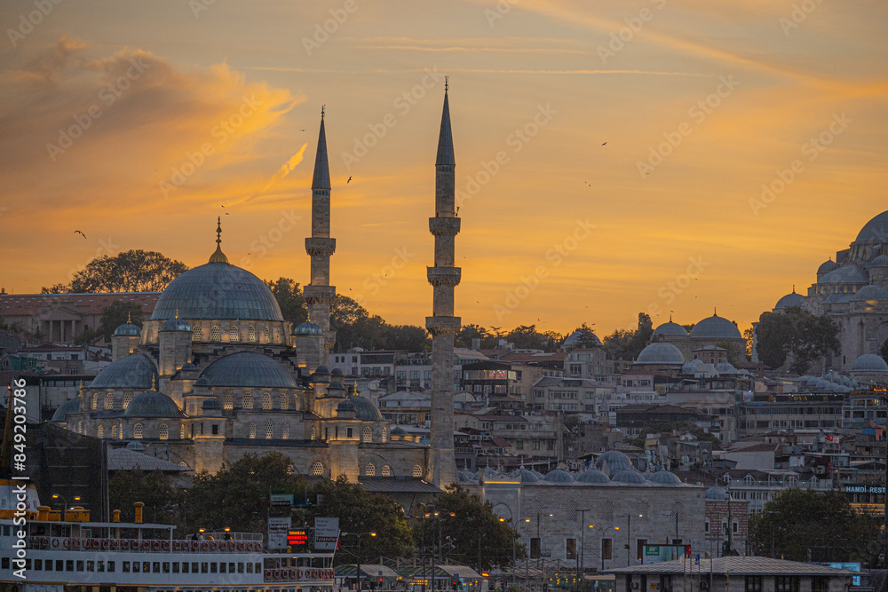 Obraz premium Colorful orange evening sky over the city of Istanbul with Bosphorus Sea and Ayasofia