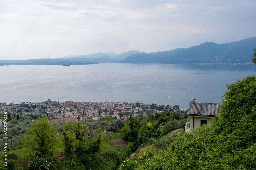 Wundervolle Aussichten auf den Gardasee nahe San Zeno di Montagna (Venetien). Im Hintergrund die Berggipfel der Westküste. Wundervolle Aussichten auf den Gardasee nahe San Zeno di Montagna (Venetien). Im Hintergrund die Berggipfel der Westküste.