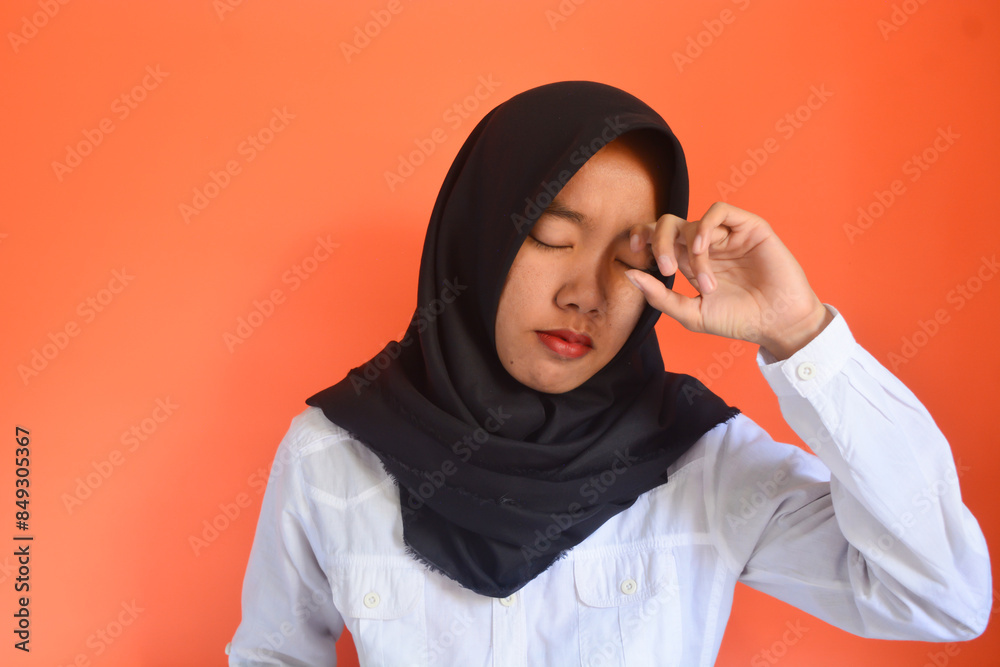A beautiful smooth Asian woman who is anxious receives a telephone call. Sudden emergencies A beautiful smooth Asian woman who is anxious receives a telephone call. Sudden emergencies