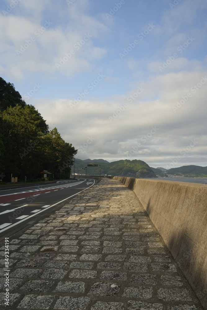 道路から綺麗な海の風景を眺める。