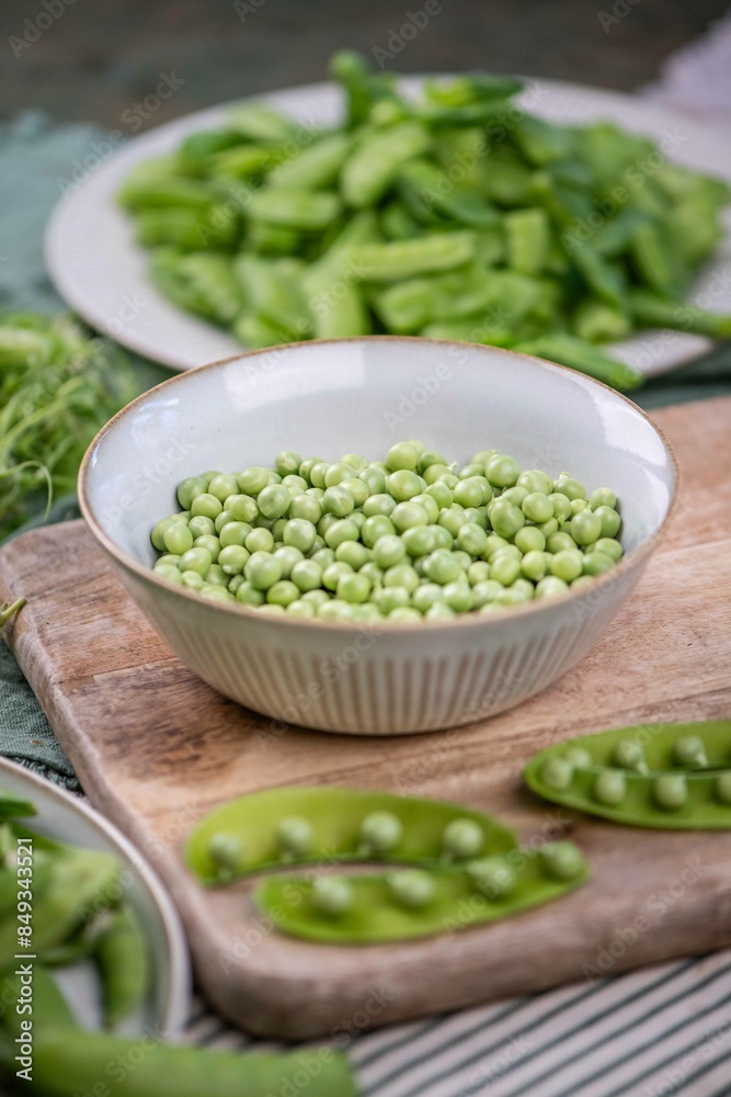 Frische Zuckerschoten zubereiten, Erbsen verarbeiten, Küche frisches Gemüse anrichten
Frische Zuckerschoten zubereiten, Erbsen verarbeiten, Küche frisches Gemüse anrichten