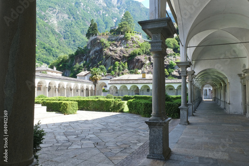 Tableau sur toile La Collegiata di San Lorenzo a Chiavenna in provincia di Sondrio, Lombardia, Italia