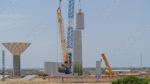 Foto wind shovel - a big crane works on the construction of a wind shovel