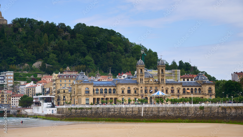 Obraz premium View of the San Sebastian town hall from La Concha beach