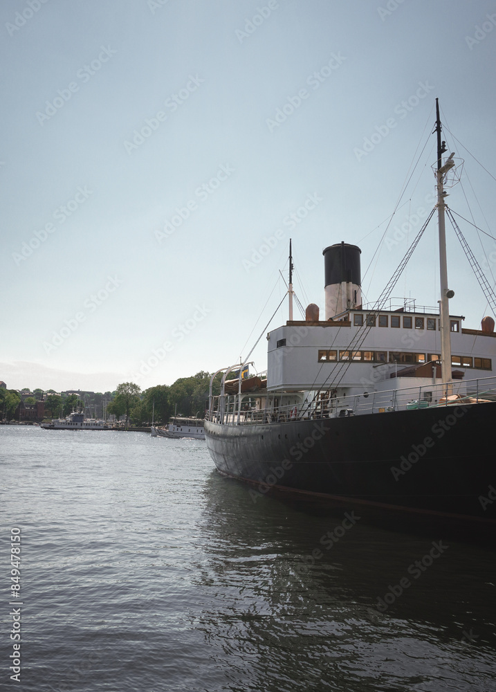 Naklejka premium View of a ship during day