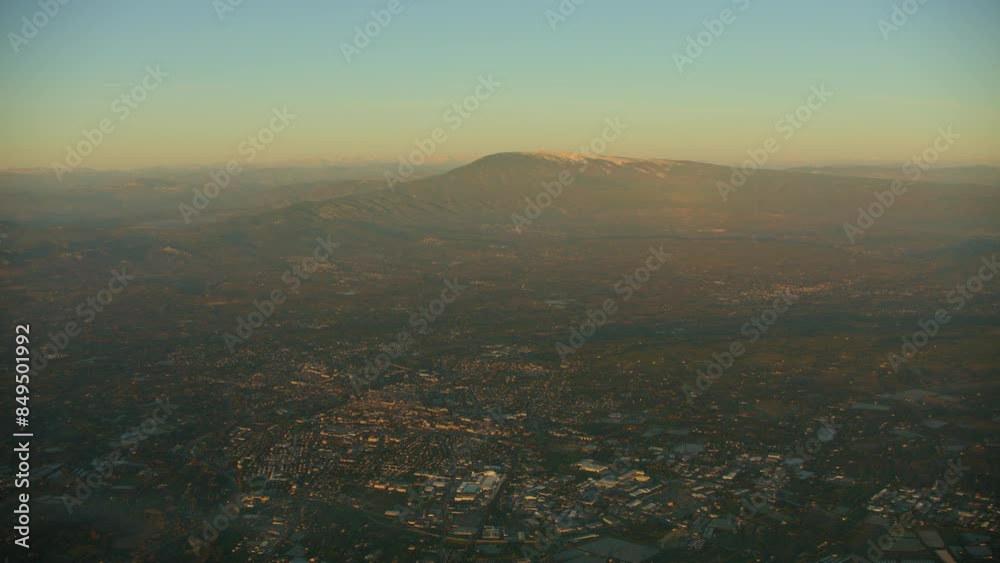 vue aérienne de la ville de Carpentras avec le Mont Ventoux en arrière plan