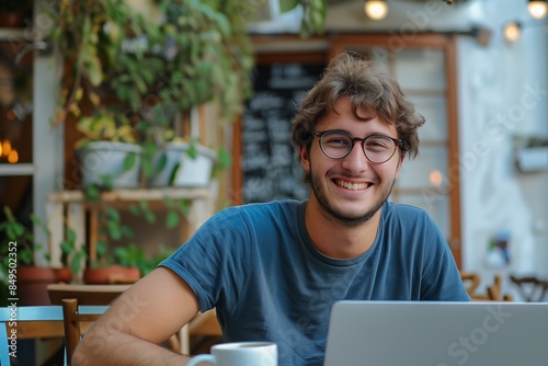 Joven emprendedor con su laptop desde una cafeteria.generativa ia