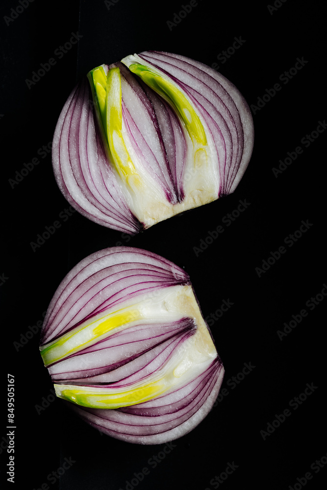 Naklejka premium Red onion cut in half.