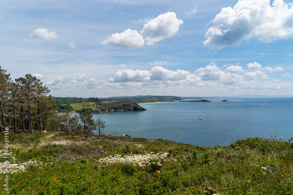 Vue sur la baie de Douarnenez, ses falaises majestueuses et la mer d'Iroise, sur la presqu'île de Crozon, un paysage époustouflant et sauvage. Vue sur la baie de Douarnenez, ses falaises majestueuses et la mer d'Iroise, sur la presqu'île de Crozon, un paysage époustouflant et sauvage.