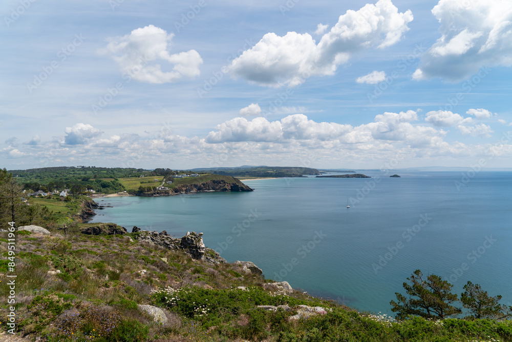 Vue sur la baie de Douarnenez, ses falaises majestueuses et la mer d'Iroise, sur la presqu'île de Crozon, un paysage époustouflant et sauvage.