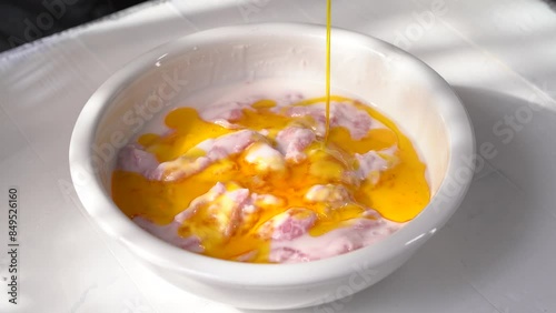 The process of marinating the Northeastern Chinese specialty, sweet and sour pork