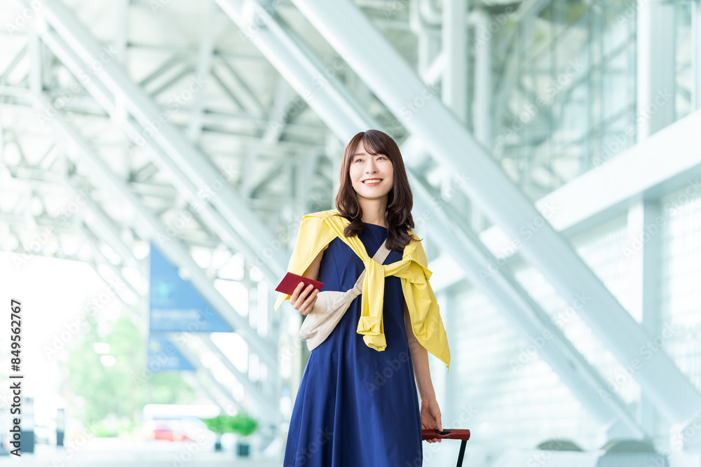 Fototapeta premium 空港でパスポートを持つ旅行中の女性