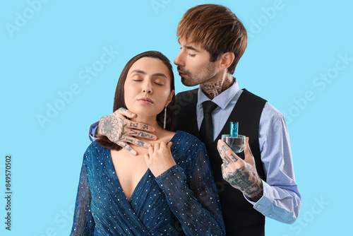 Young couple with perfume o...
