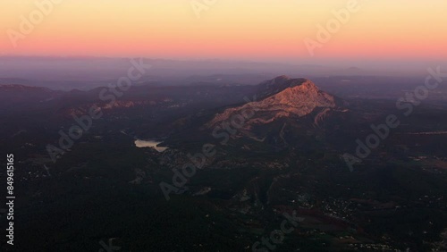 vue aérienne de la Sainte Victoire à Aix en Provence, magnifique lumière peinte par le peintre Cézanne