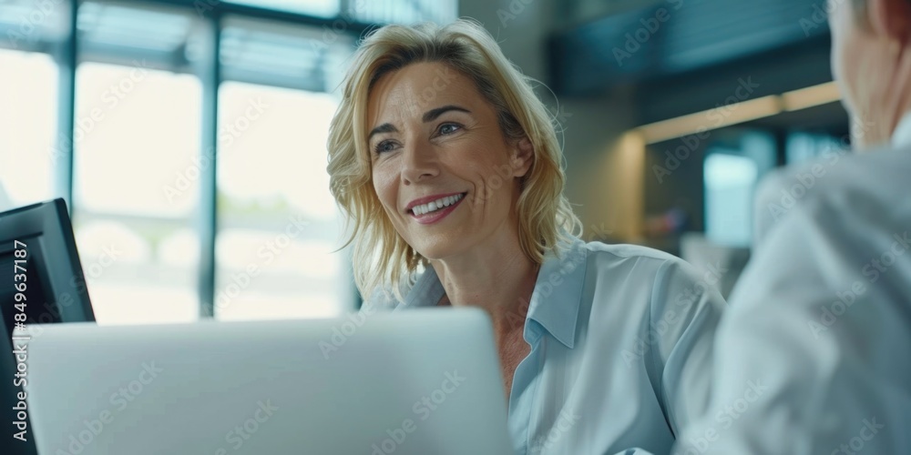 Obraz premium Woman using laptop