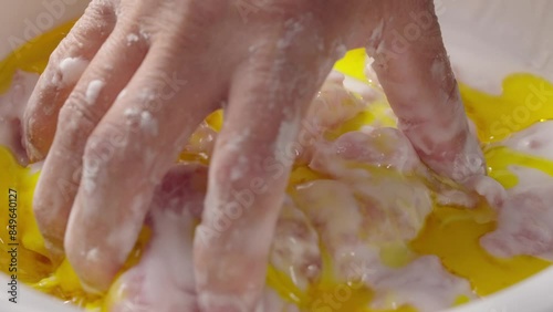 The process of marinating the Northeastern Chinese specialty, sweet and sour pork