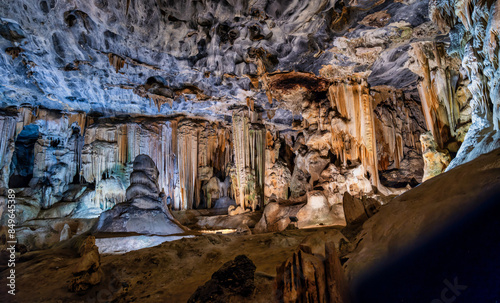 Obraz na płótnie Dripping minerals Stalactites hanging from the roof in Cango Caves, Oudtshoorn, Garden route, Western Cape, South Africa w salonie