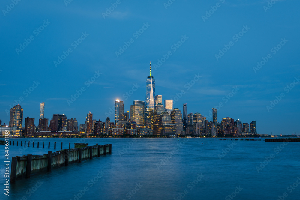 Naklejka premium Long exposure of the Manhattan skyline viewed from Hoboken, New Jersey, at dusk.