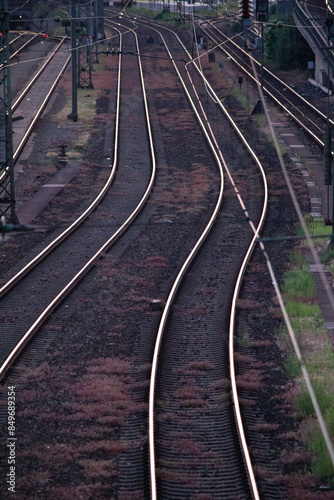 Stimmungsvolle Detailaufnahme einer Bahnstrecke in München bei Sonnenuntergang