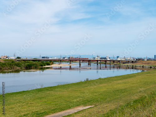 Wallpaper Mural 大和川を渡る近鉄道明寺線の電車と河川敷の公園 Torontodigital.ca