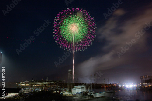 日本の秋の花火大会の風景