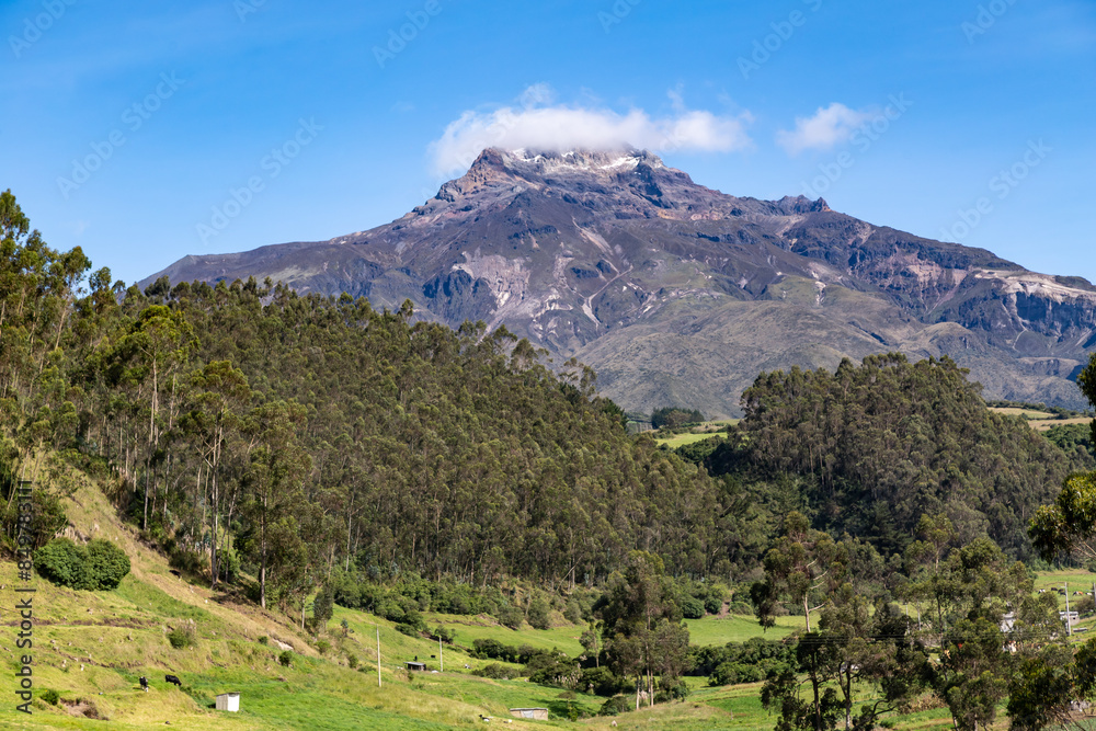 Fototapeta premium Ilinizas Volcano, Andean landscape