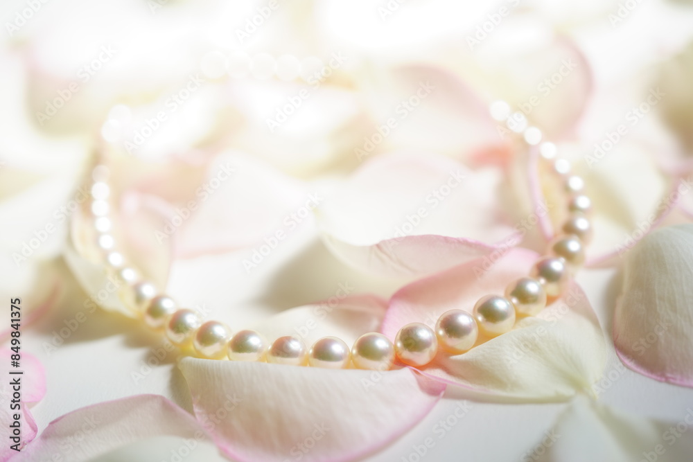 バラの花びらの上のパールネックレス 天然本真珠 バラの花びらの上のパールネックレス 天然本真珠