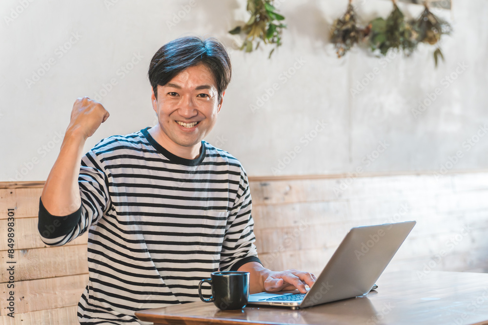 カフェ・喫茶店・コワーキングスペースでガッツポーズする中年男性ビジネスマン(副業・フリーランス)
カフェ・喫茶店・コワーキングスペースでガッツポーズする中年男性ビジネスマン(副業・フリーランス)