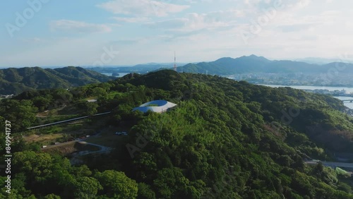 晴天の初夏、高知市五台山上空からのぞむ、高知市街ドローン空撮
