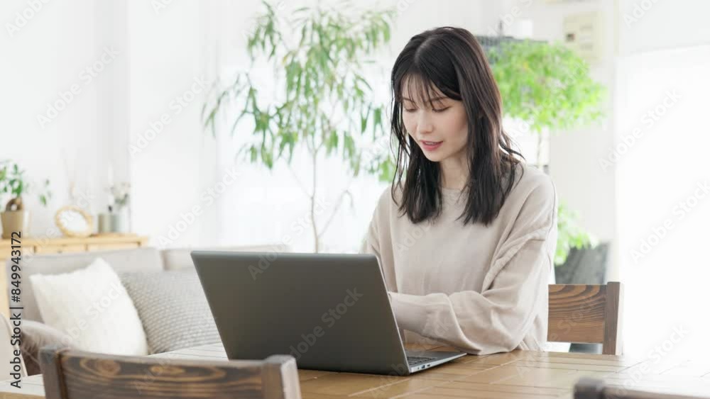 ノートパソコンで仕事をする女性 ノートパソコンで仕事をする女性