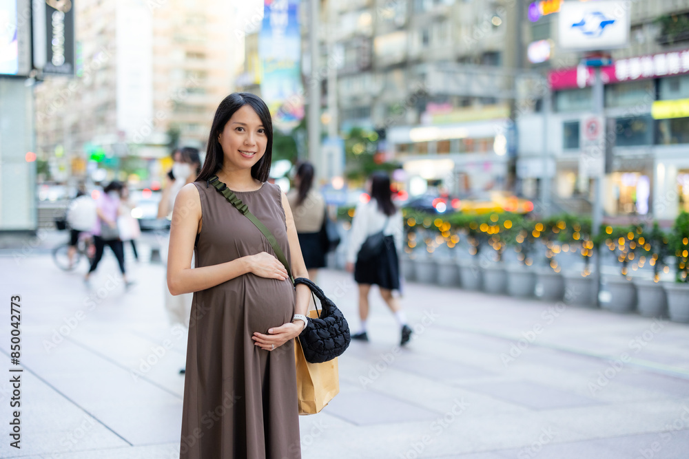 Pregnant woman in the city of Taipei Pregnant woman in the city of Taipei