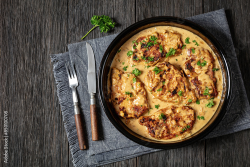 Foto creamy smothered pork chops cooked in onion gravy