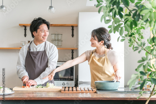 Cuadro en lienzo キッチンで料理をする男女・夫婦・カップル・恋人（新婚・同棲）