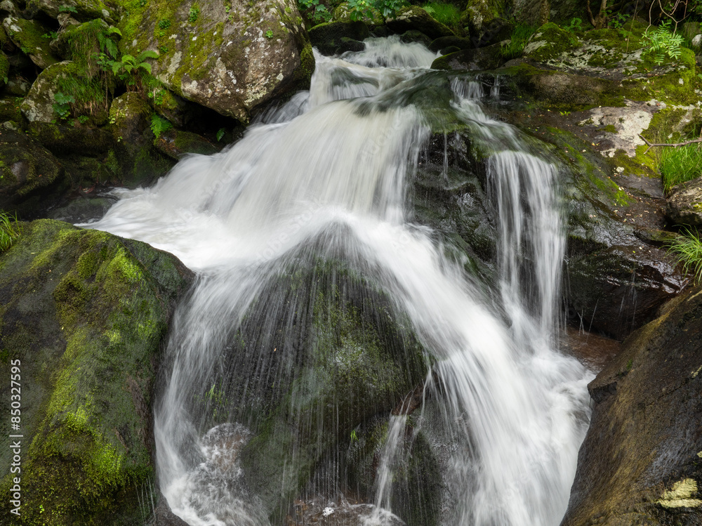Fototapeta premium Fervenzas Do Cachon de la Ribeira Sacra en Ourense