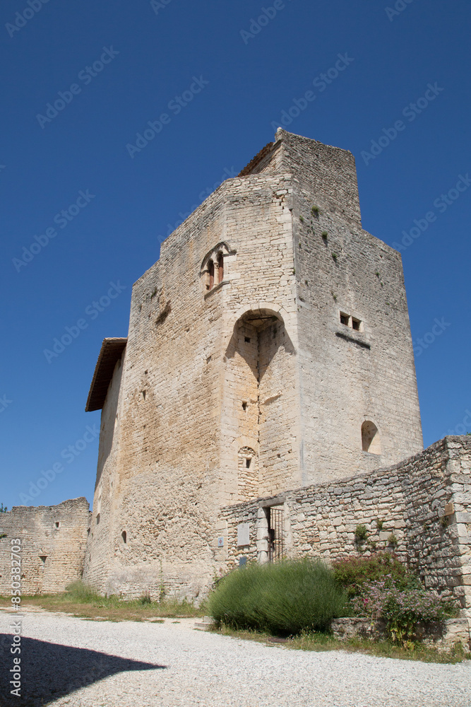 Donjon du château de Le Poët-Laval (Drôme) Donjon du château de Le Poët-Laval (Drôme)