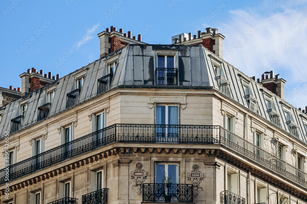 Fototapeta premium Beautiful and bourgeois 16th district of Paris