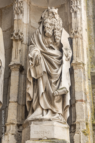 Obraz na płótnie statue of moses at the entrance of the church of Auxonne in france w salonie
